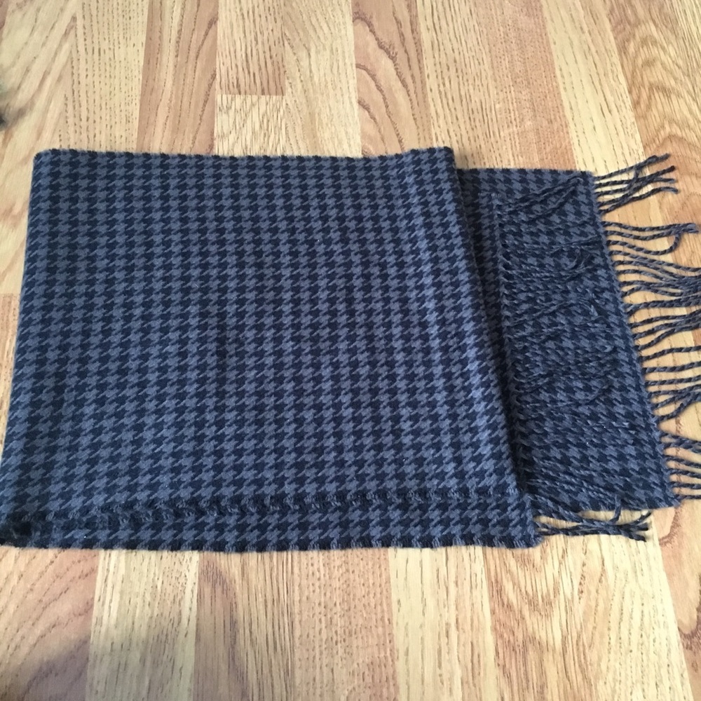 100% cashmere scarf. Great condition